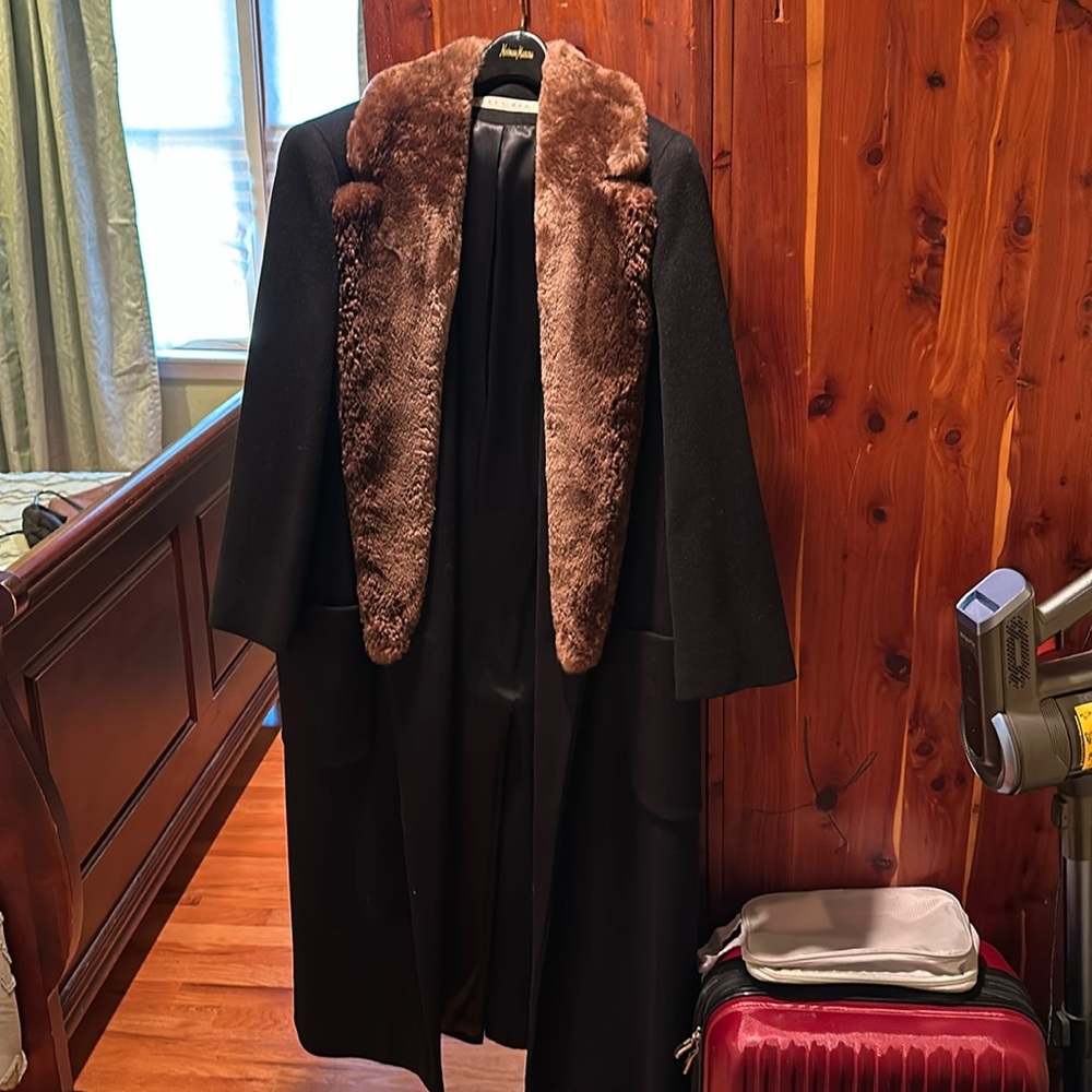 Long black Women’s wool coat with fur collar like new